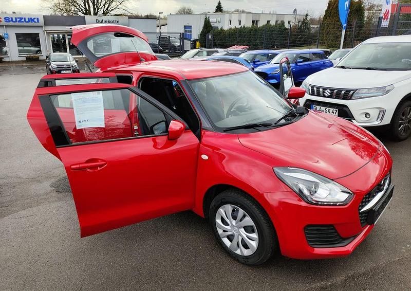 Gebraucht Suzuki Swift Club 83 PS (61 kW) 2022 Rot Limousine