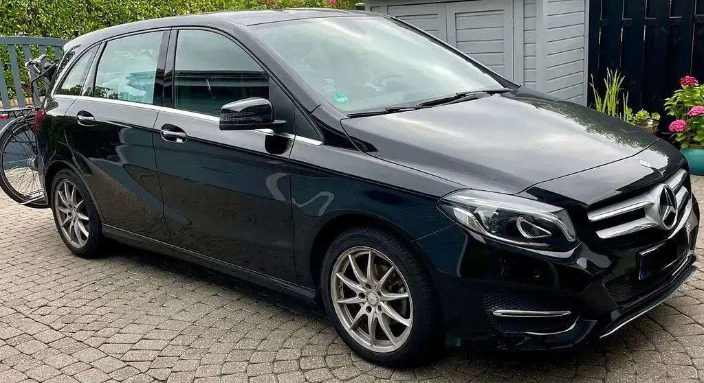 Gebraucht Mercedes B180 Urban 109 PS (80 kW) 2015 Schwarz Kleinwagen