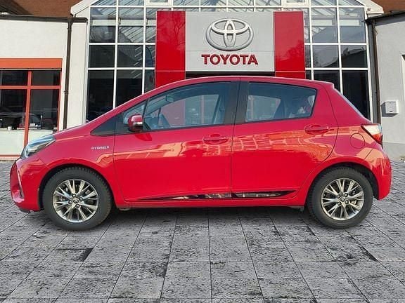Gebraucht Toyota Yaris Hybrid Comfort 101 PS (74 kW) 2017 Super red 5 Kleinwagen