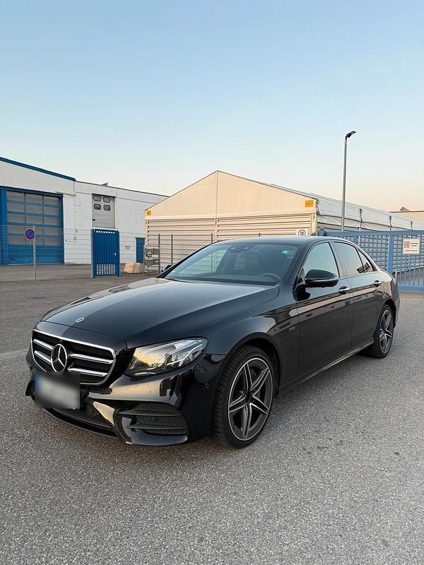 Schwarz Gebraucht 2018 Mercedes E350 AMG Limousine | 22.000 € (Fairer Preis) - Bild 1/4