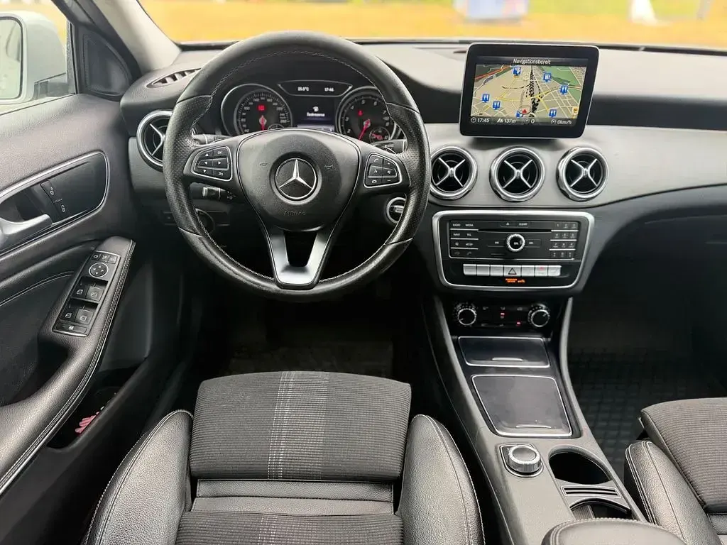 Gebraucht Mercedes GLA180 Urban 122 PS (89 kW) 2017 Silber SUV
