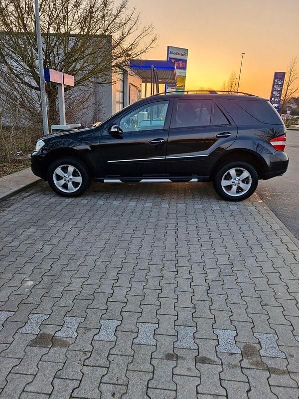 Gebraucht Mercedes ML320 224 PS (164 kW) 2008 Schwarz SUV