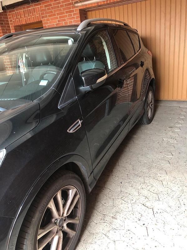 Gebraucht Ford Kuga Individual 179 PS (131 kW) 2016 Schwarz SUV