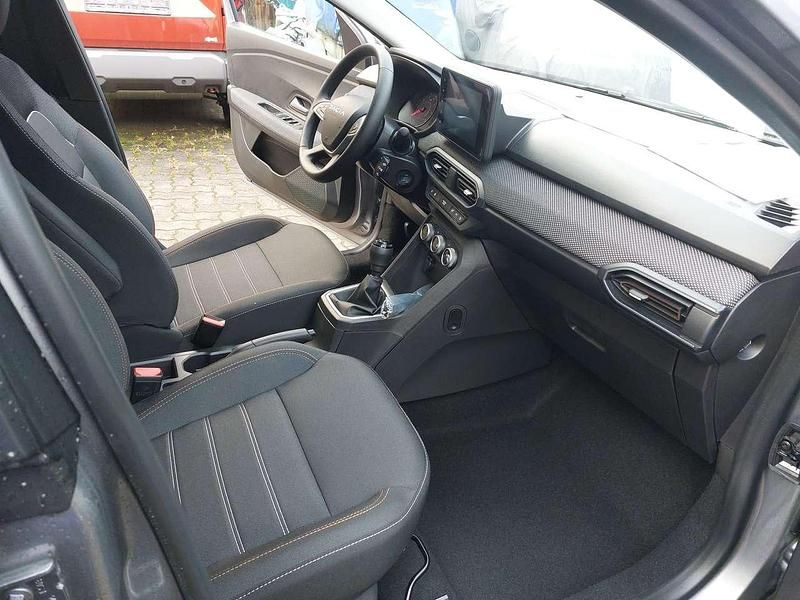 Neu Dacia Sandero Expression 110 PS (80 kW) 2026 Dolomitgrau, beige und andere Limousine