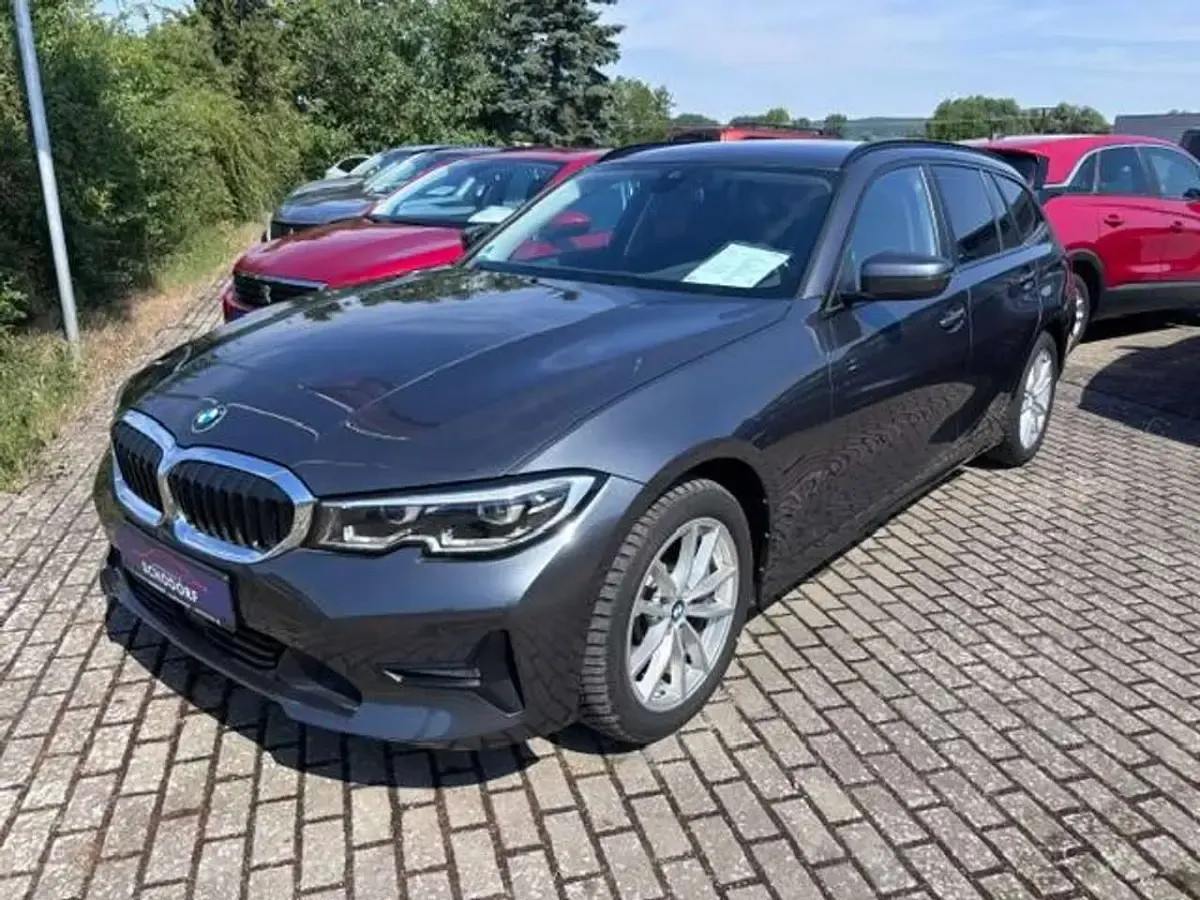 Gebraucht BMW 330 Advantage 286 PS (210 kW) 2022 Mineralgrau metallic Kombi