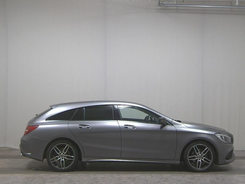 Grau Gebraucht 2020 Mercedes CLA200 Shooting Brake AMG line Kombi | 20.880 € (Guter Preis) - Bild 1/4