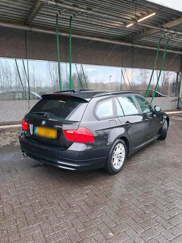 Gebraucht BMW 320 Luxury Line 170 PS (125 kW) 2011 Schwarz Kombi