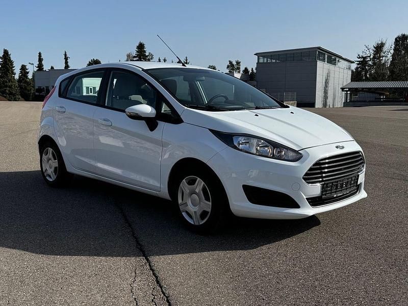 Gebraucht Ford Fiesta Trend 101 PS (74 kW) 2013 Weiß Kleinwagen