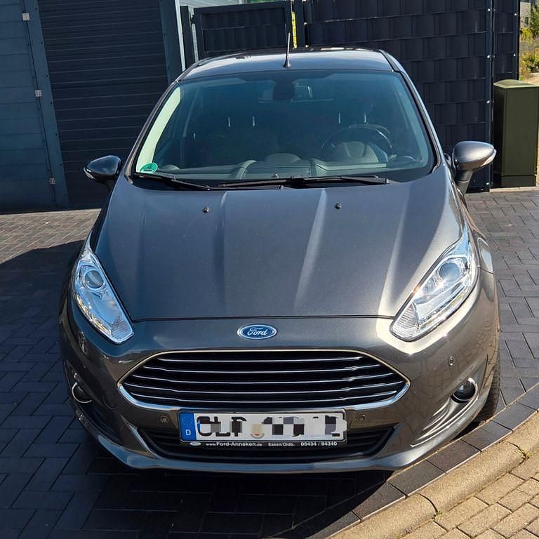 Grau Gebraucht 2017 Ford Fiesta Celebration Kleinwagen | 7.000 € (Fairer Preis) - Bild 1/4