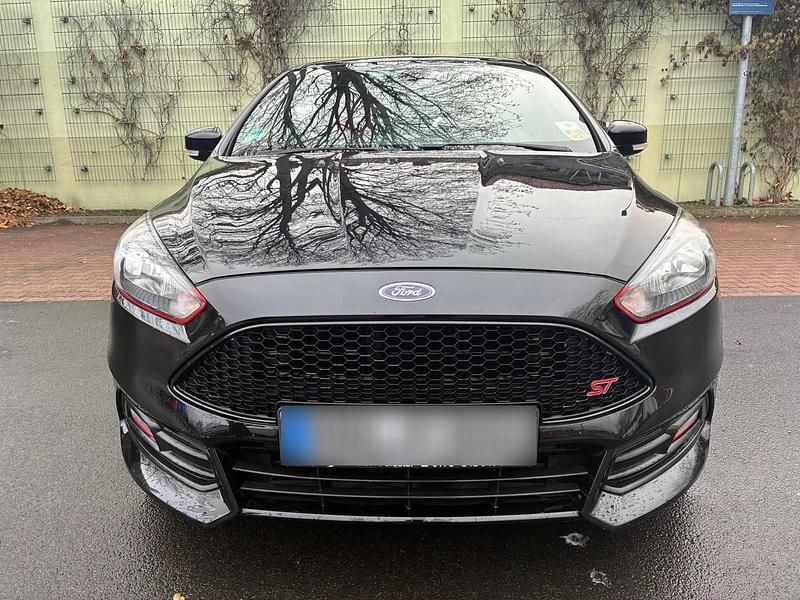 Gebraucht Ford Focus ST 186 PS (136 kW) 2017 Schwarz Limousine