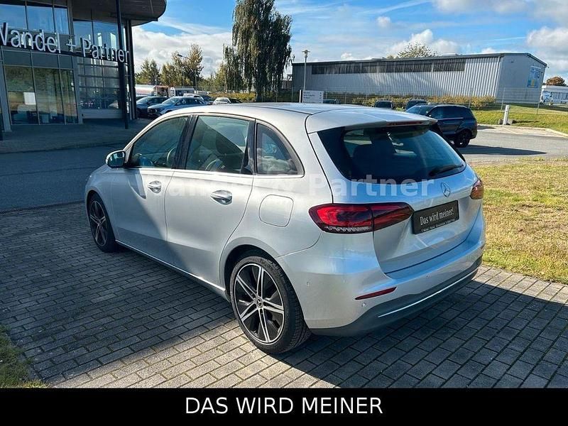 Gebraucht Mercedes B180 136 PS (100 kW) 2019 Silber Van / Kleinbus