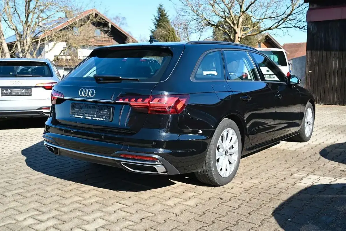 Gebraucht Audi A4 Advanced 163 PS (119 kW) 2023 Brillantschwarz Kombi