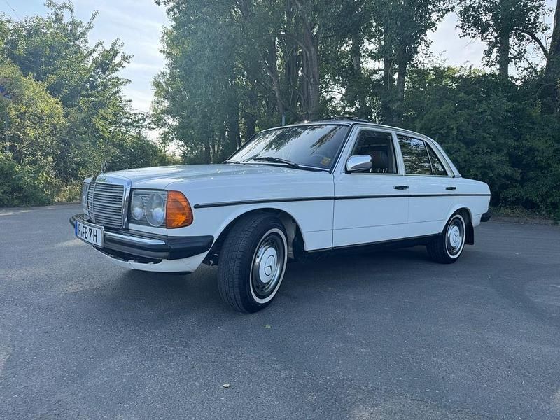 Weiß Gebraucht 1982 Mercedes 240 Limousine | 12.000 € - Bild 1/4