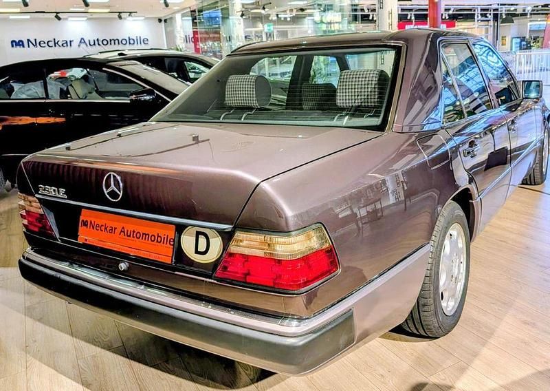 Gebraucht Mercedes E230 132 PS (97 kW) 1992 Limousine