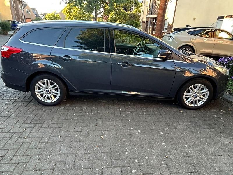 Grau Gebraucht 2014 Ford Focus Titanium Kombi | 3.800 € (Guter Preis) - Bild 1/4