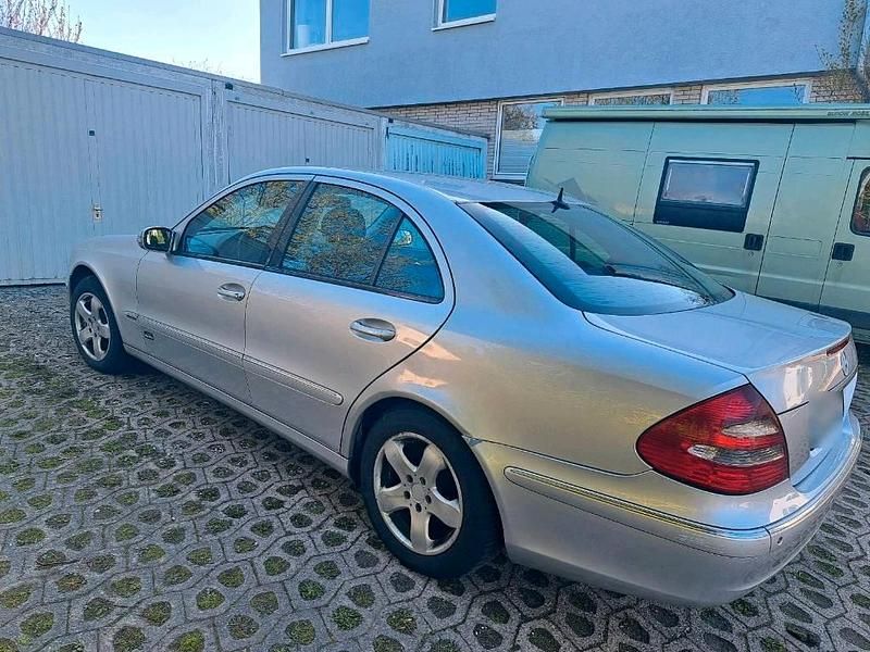 Gebraucht Mercedes E200 Elegance 122 PS (89 kW) 2003 Silber Limousine