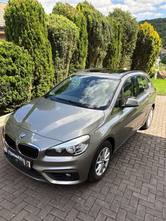Grau Gebraucht 2016 BMW 216 Active Tourer Van / Kleinbus | 12.000 € (Fairer Preis) - Bild 1/4