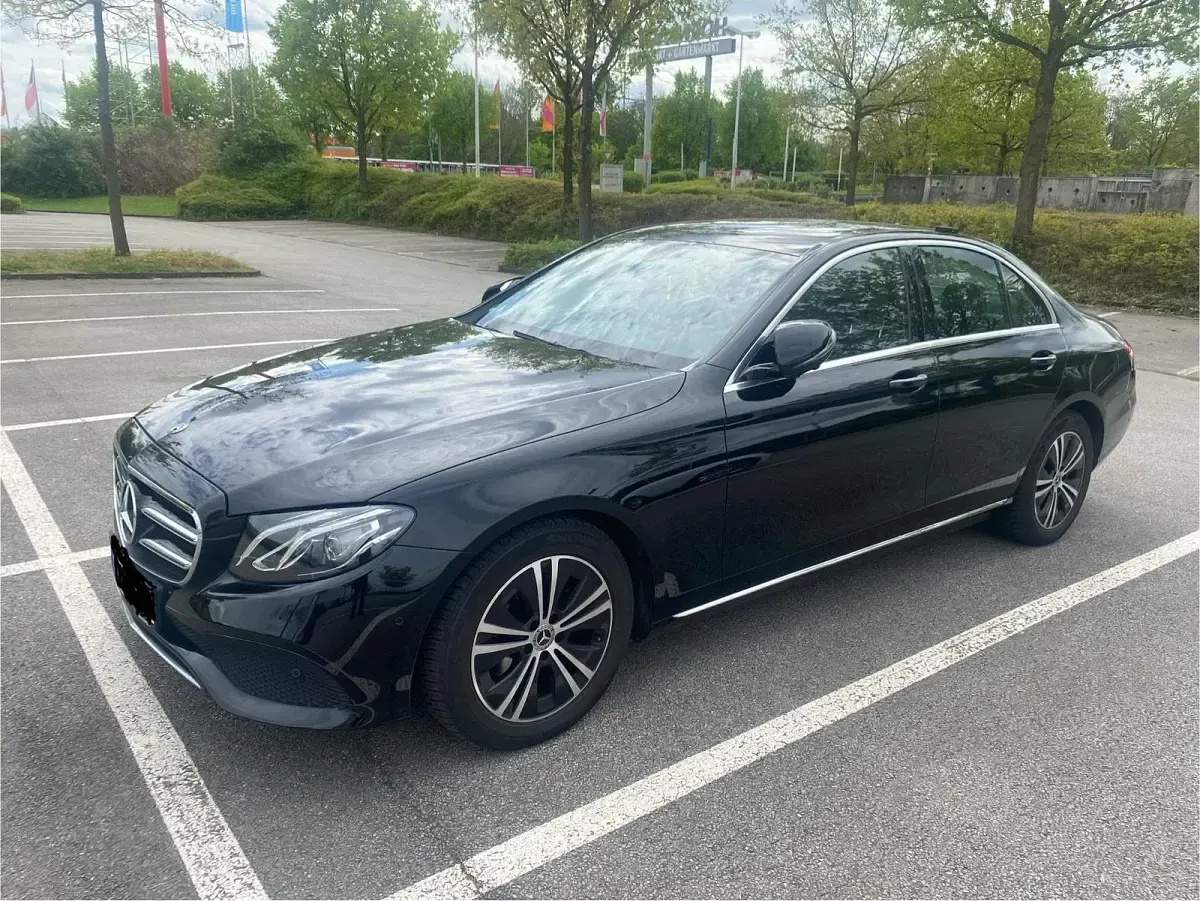 Gebraucht Mercedes E220 194 PS (142 kW) 2019 Schwarz Limousine