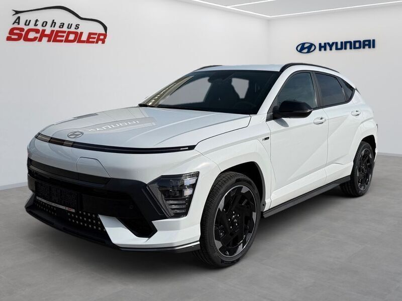 Atlas white / sol Neu 2025 Hyundai Kona N Line SUV | 39.290 € (Fairer Preis) - Bild 1/4