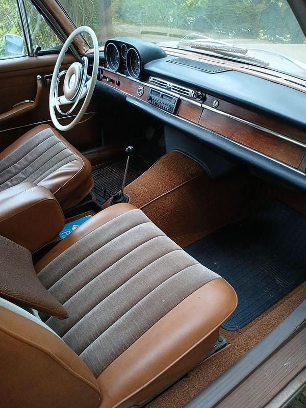 Gebraucht Mercedes 250 140 PS (102 kW) 1967 Gold Limousine