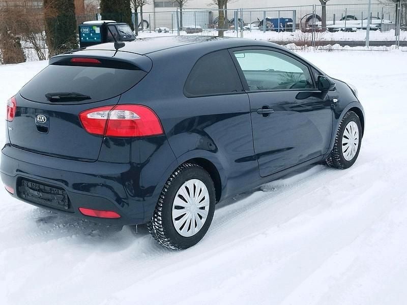 Gebraucht Kia Rio 109 PS (80 kW) 2014 Blau Limousine