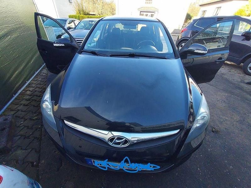 Schwarz Gebraucht 2011 Hyundai i30 Classic Kombi | 1.390 € (Superpreis) - Bild 1/4
