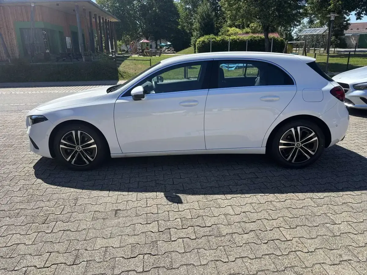Gebraucht Mercedes A180 Advanced Plus 136 PS (100 kW) 2025 Unilack polarweiß Limousine