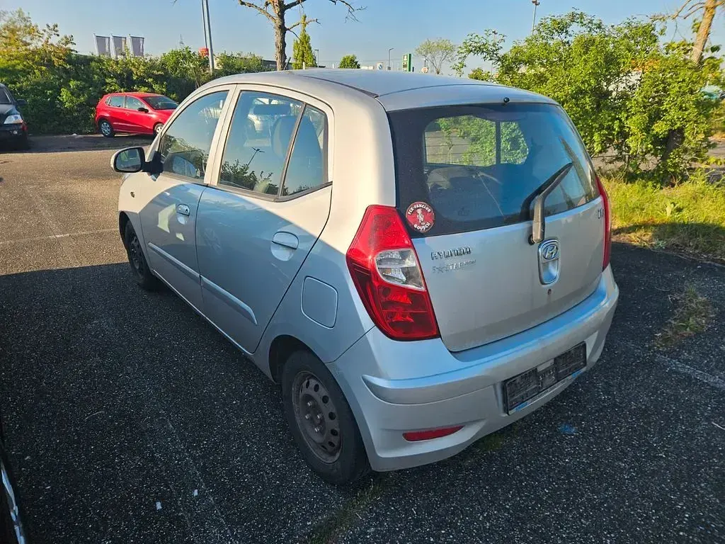 Gebraucht Hyundai i10 Edition 69 PS (50 kW) 2013 Silber Kleinwagen
