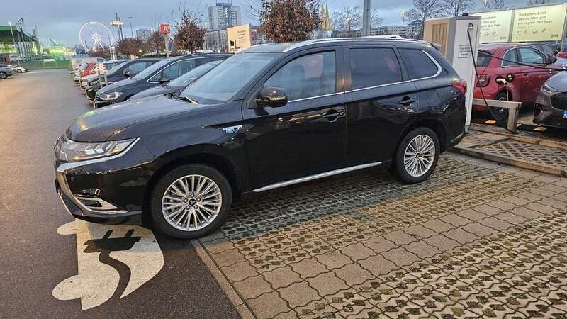 Gebraucht 2019 Mitsubishi Outlander P-HEV Top SUV | 26.999 € (Etwas zu teuer) - Bild 1/4