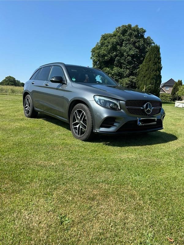 Grau Gebraucht 2018 Mercedes GLC250 AMG SUV | 30.800 € (Etwas zu teuer) - Bild 1/4