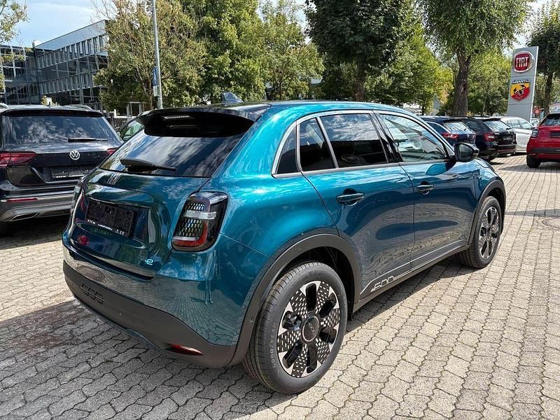 Neu Fiat 600E La Prima 114 kW (156 PS) 2025 Grün Limousine