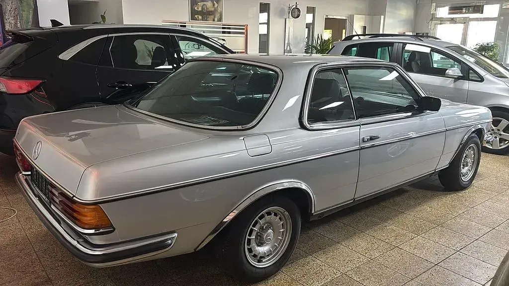 Gebraucht Mercedes 230 136 PS (100 kW) 1981 Silber Coupé