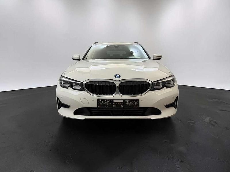 Gebraucht BMW 330e Advantage 184 PS (135 kW) 2022 Weiß Kombi