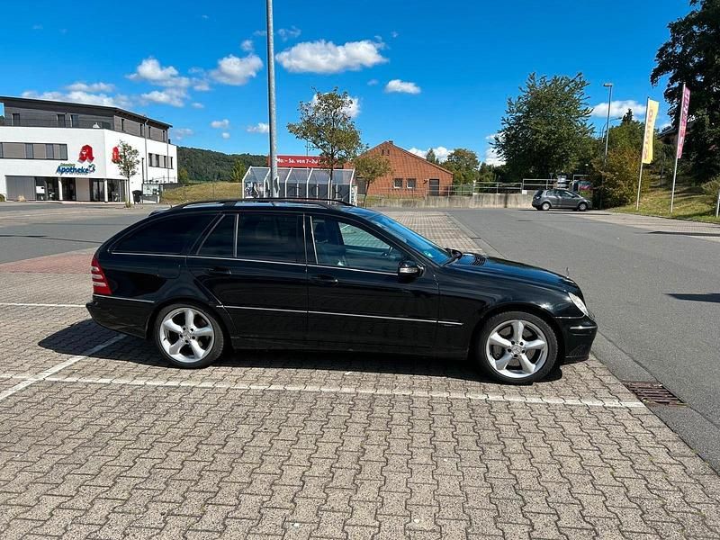 Schwarz Gebraucht 2005 Mercedes C320 Avantgarde Kombi | 7.000 € (Fairer Preis) - Bild 1/4