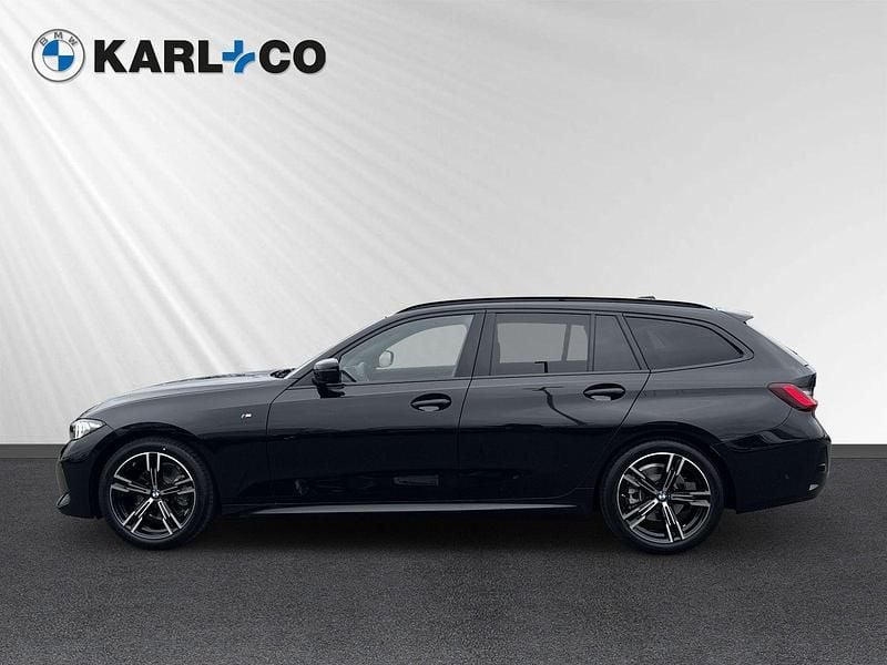 Black sapphire metallic (schwarz) Neu 2025 BMW 320 M Sport Kombi | 47.490 € (Superpreis) - Bild 1/4