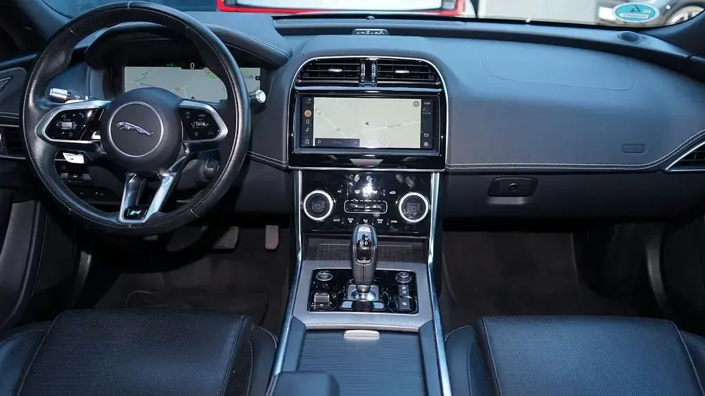 Gebraucht Jaguar XE R-Dynamic 250 PS (183 kW) 2022 Grau Limousine