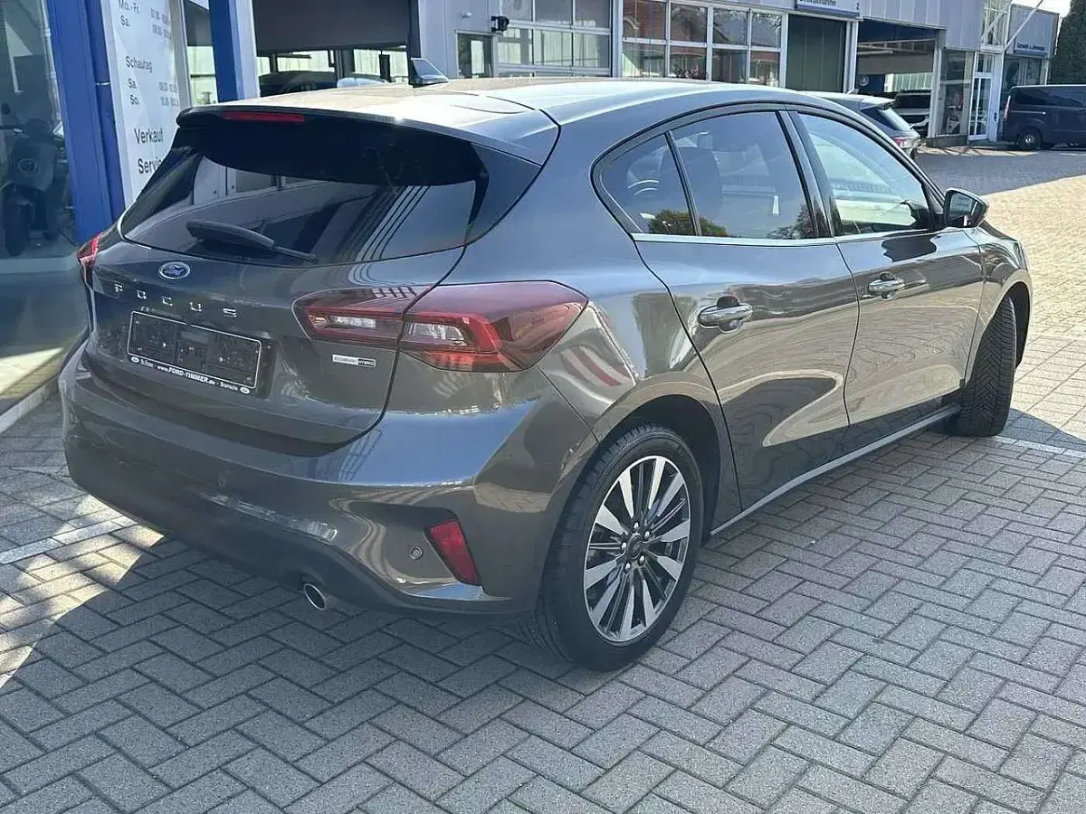Gebraucht Ford Focus Titanium 125 PS (91 kW) 2024 Magnetic grau Limousine