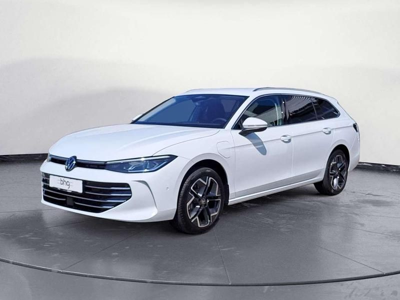 Pure white Gebraucht 2025 VW Passat Elegance Kombi | 48.999 € (Fairer Preis) - Bild 1/4