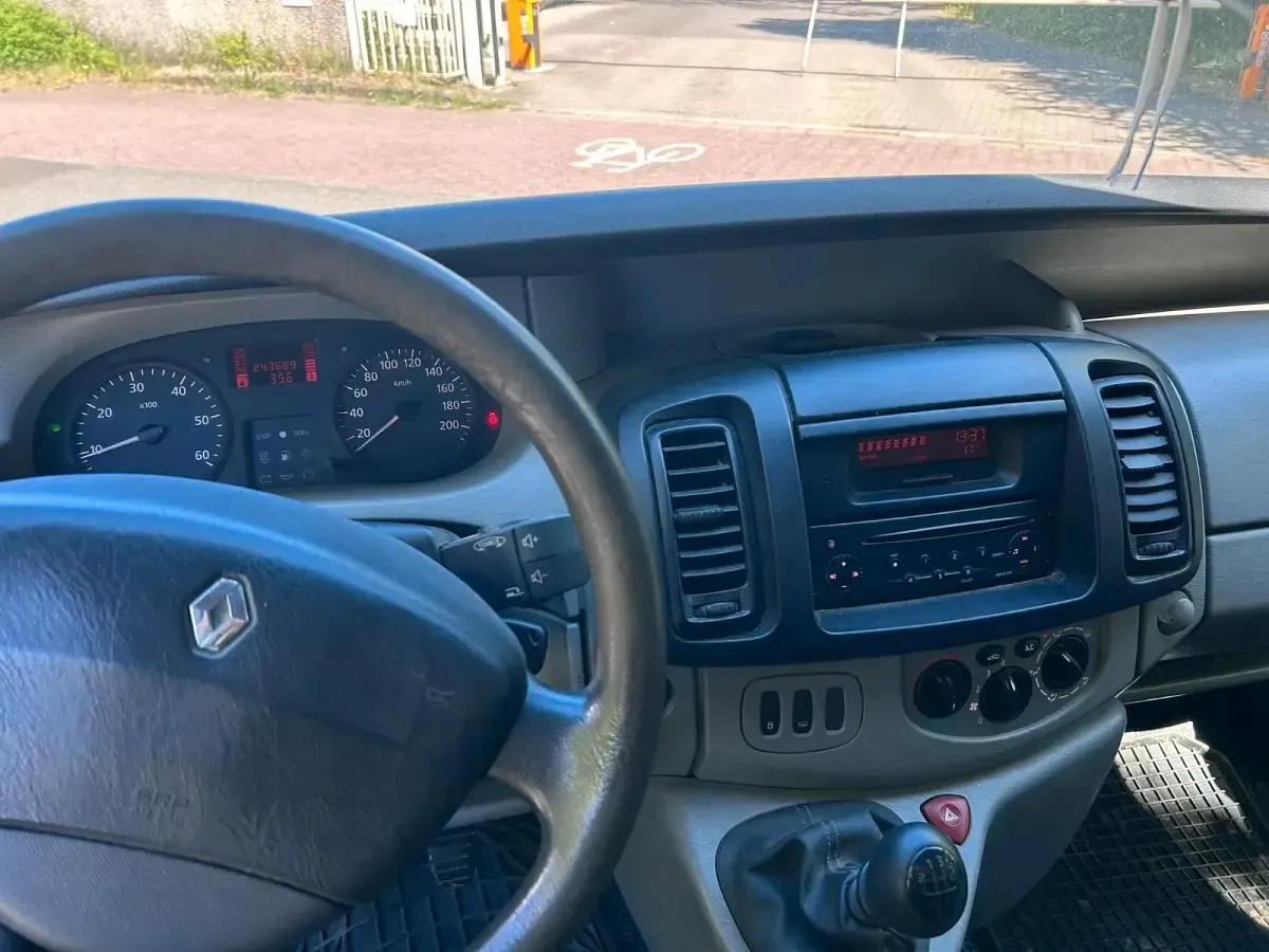 Second-hand Renault Trafic 115 CP (84 kW) 2008 Argintiu Monovolum