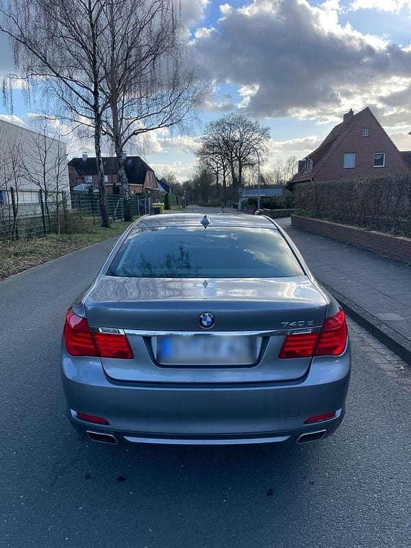 Gebraucht BMW 740 306 PS (225 kW) 2012 Silber Limousine