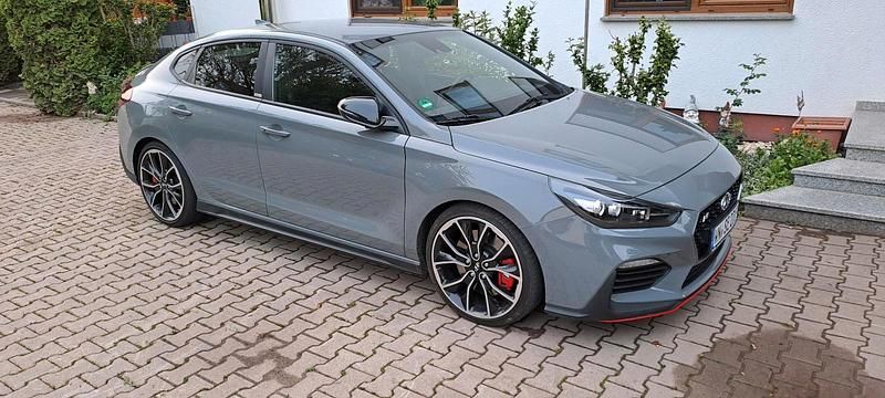 Grau Gebraucht 2020 Hyundai i30 Limousine | 24.000 € (Superpreis) - Bild 1/2
