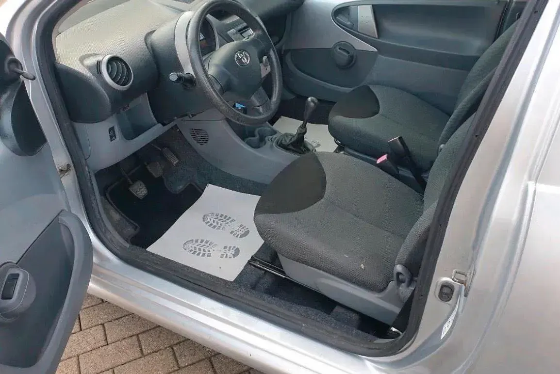 Gebraucht Toyota Aygo 68 PS (50 kW) 2006 Silber Kleinwagen