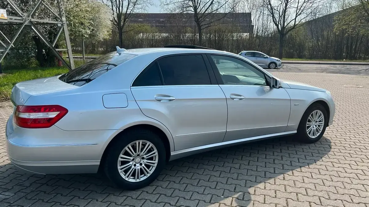 Gebraucht Mercedes E220 170 PS (125 kW) 2011 Silber Limousine