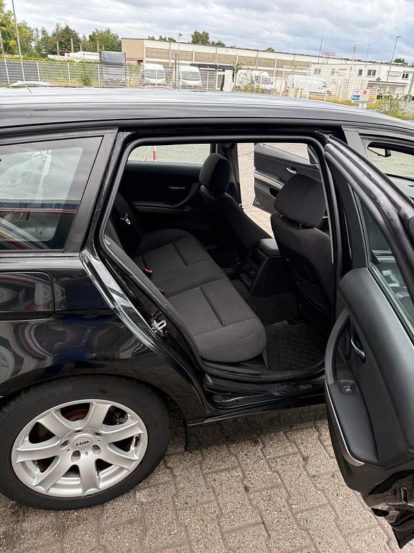 Gebraucht BMW 320 170 PS (125 kW) 2008 Schwarz Limousine