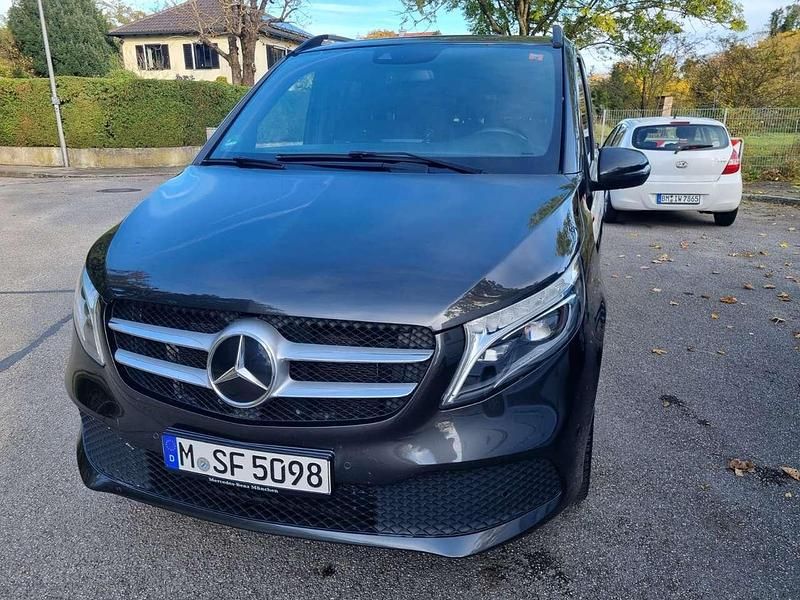 Grau Gebraucht 2022 Mercedes V220 Edition Van / Kleinbus | 36.750 € (Fairer Preis) - Bild 1/4