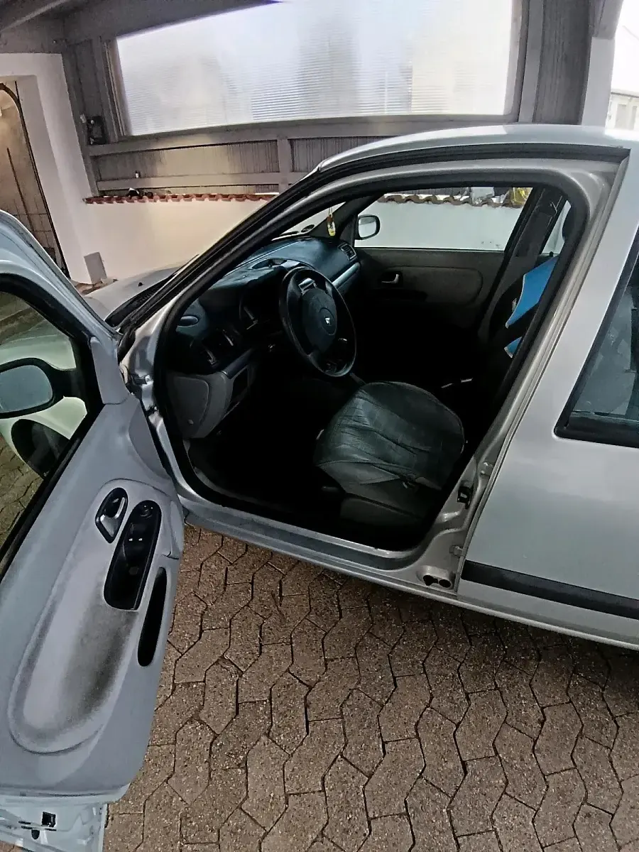 Używany Renault Clio II 75 KM (55 kW) 2003 Szary Hatchback