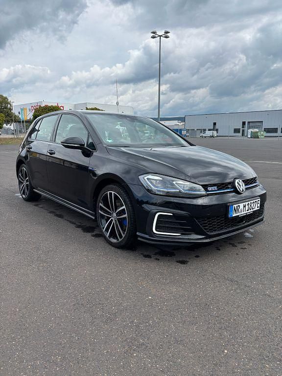 Schwarz Gebraucht 2020 VW Golf VII GTE Limousine | 22.400 € (Etwas zu teuer) - Bild 1/4