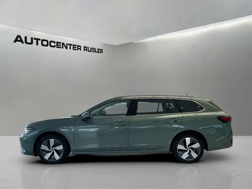 Gebraucht VW Passat Business 150 PS (110 kW) 2025 Grün Kombi