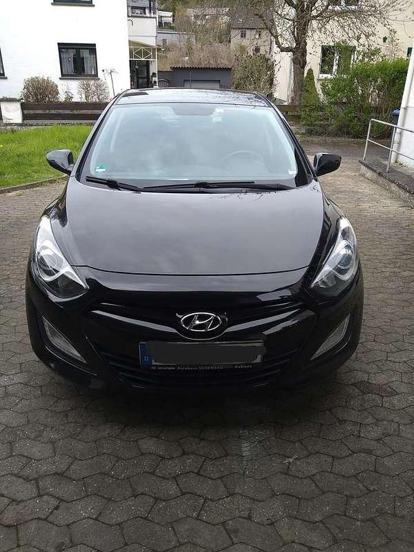 Gebraucht Hyundai i30 Edition 99 PS (72 kW) 2014 Schwarz Limousine