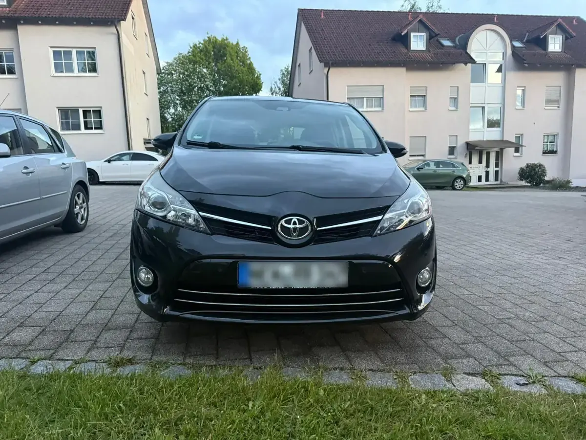 Gebraucht Toyota Verso Edition-S 111 PS (81 kW) 2016 Schwarz Van / Kleinbus